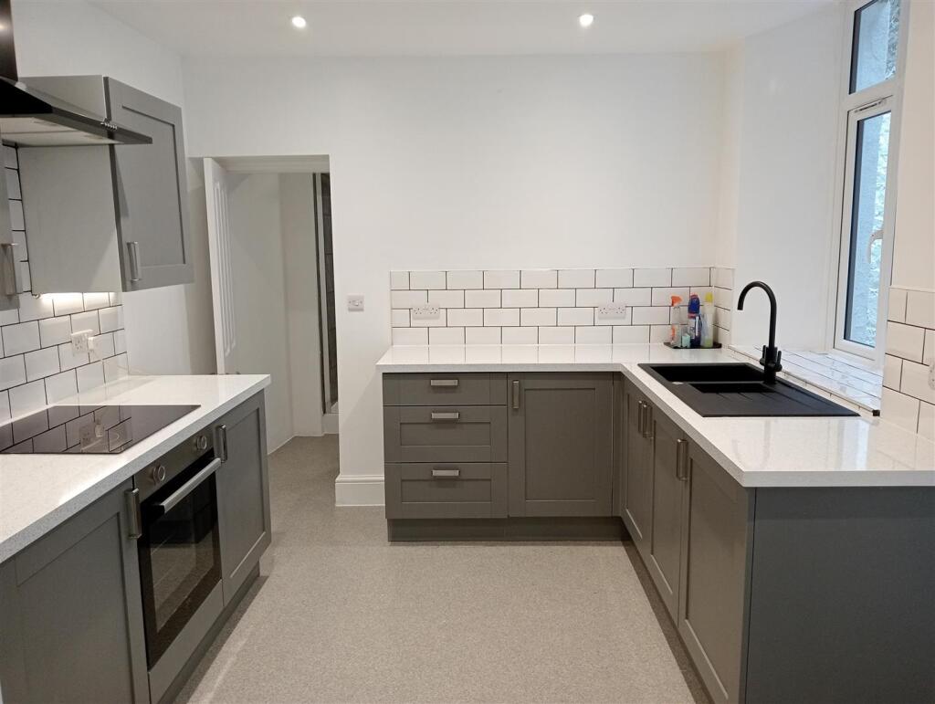 Kitchen 2.jpg