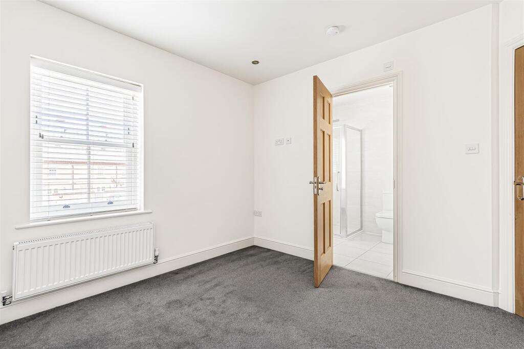 3 Chantry Lane, Towcester (19).JPG