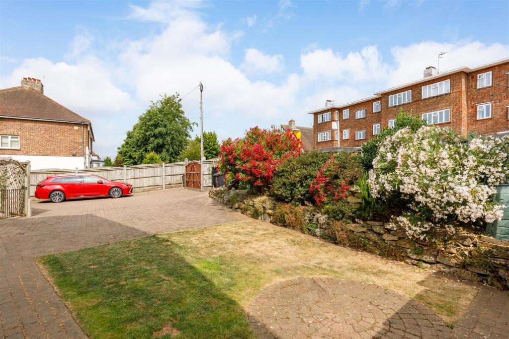 Parking &amp; Garden