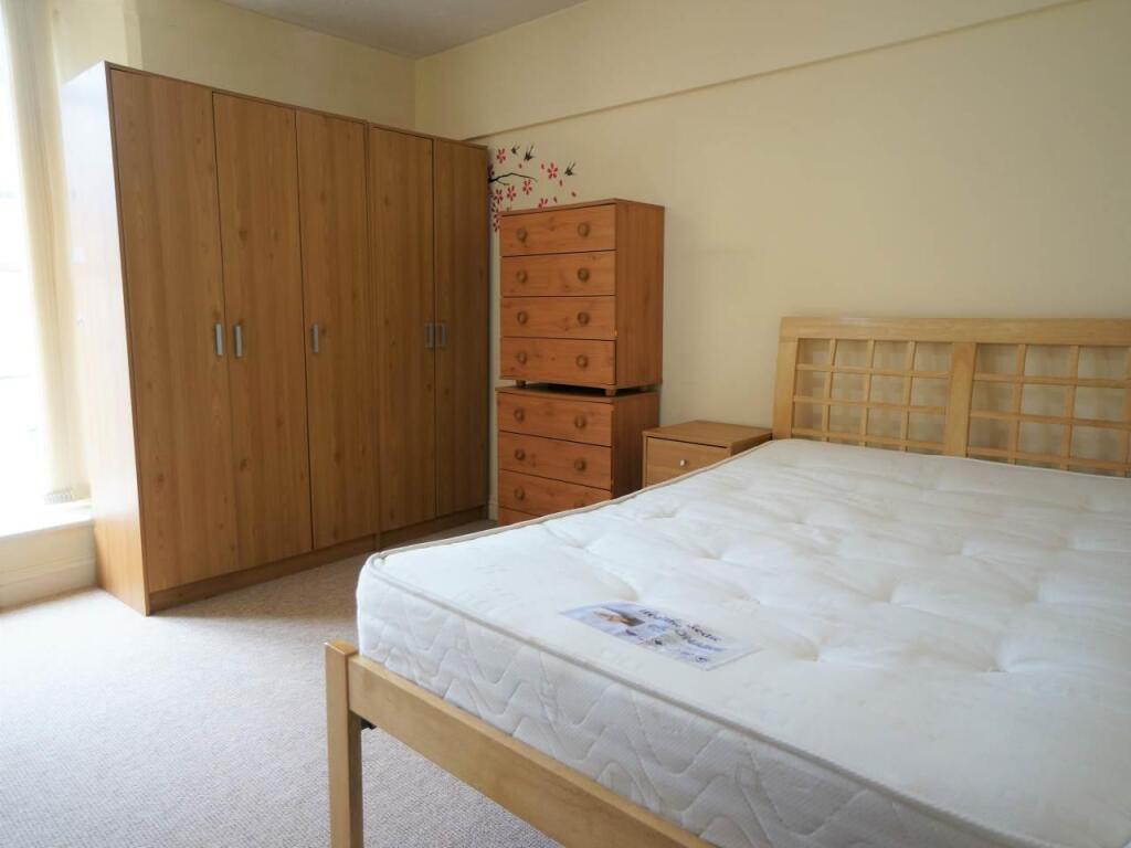 3Ebenezer_bedroom.jpg