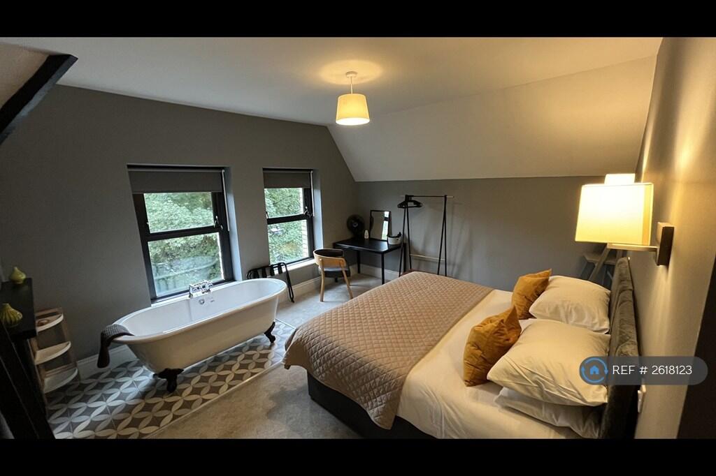 Suite 6 Master Bedroom