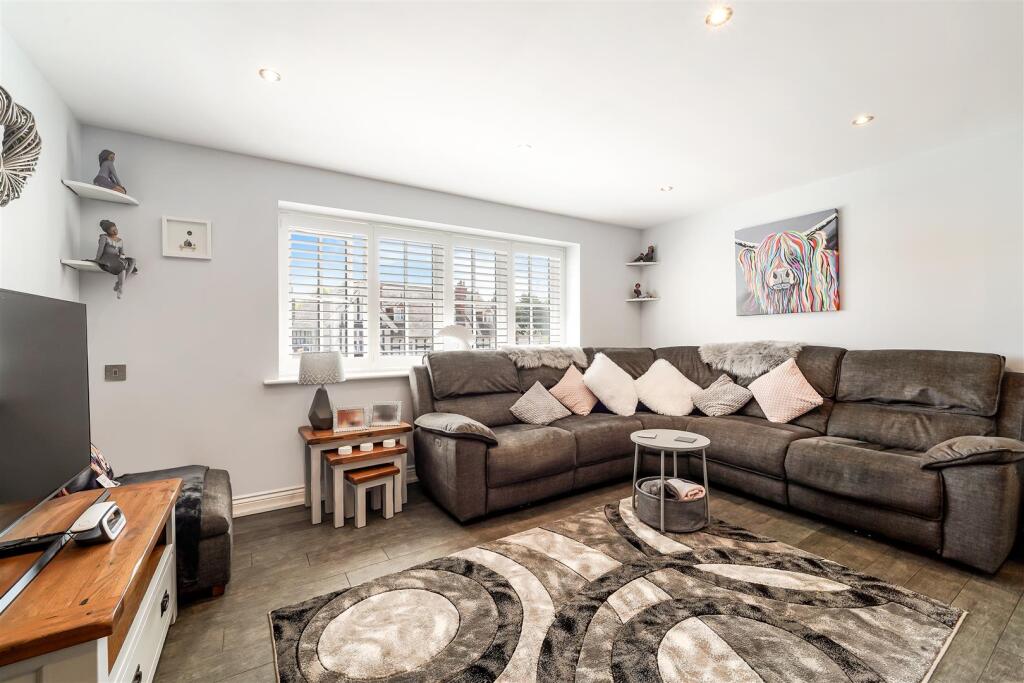 CHEQUERS LANE, CROWN HOUSE, FLAT 5 (21).jpg