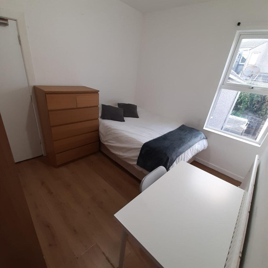 56 Cromwell - bedroo