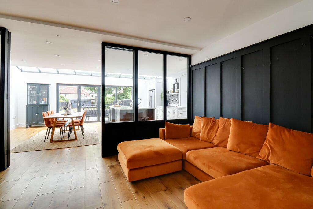 Lounge to Kitchen...