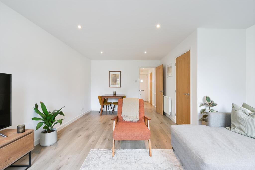 MIDDLE CLOSE (8).jpg