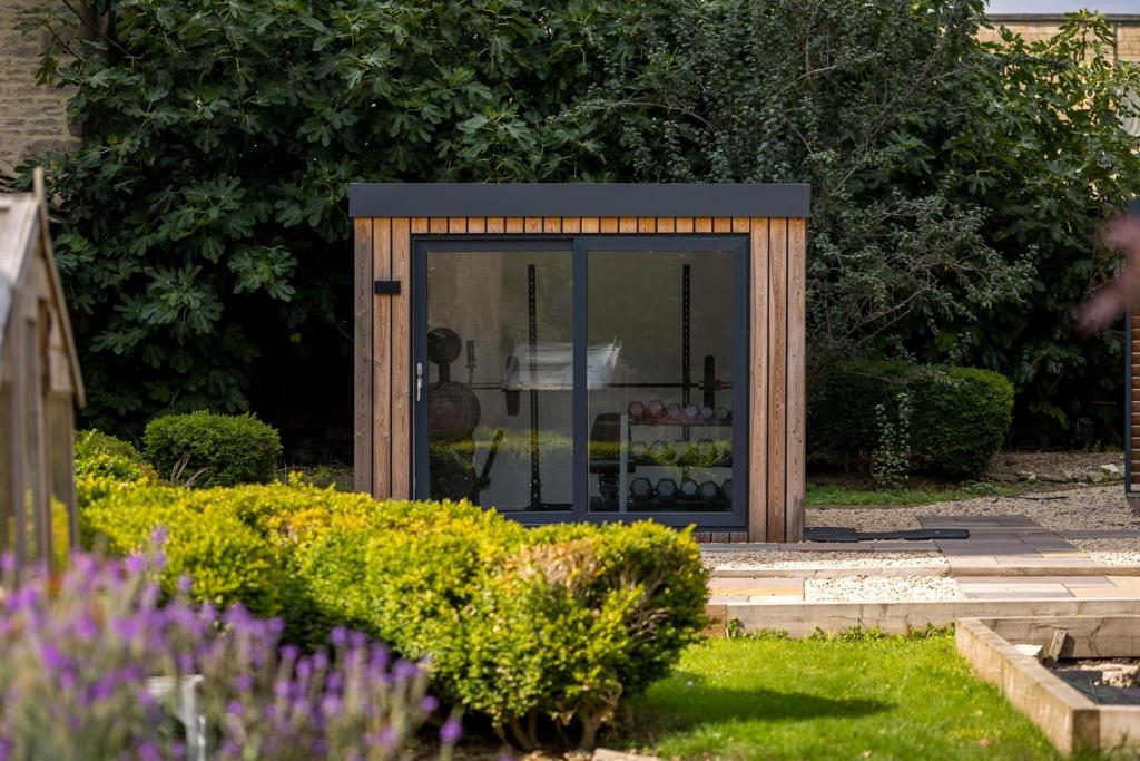 41 - Querns House - GL7 1RL - Web.jpg