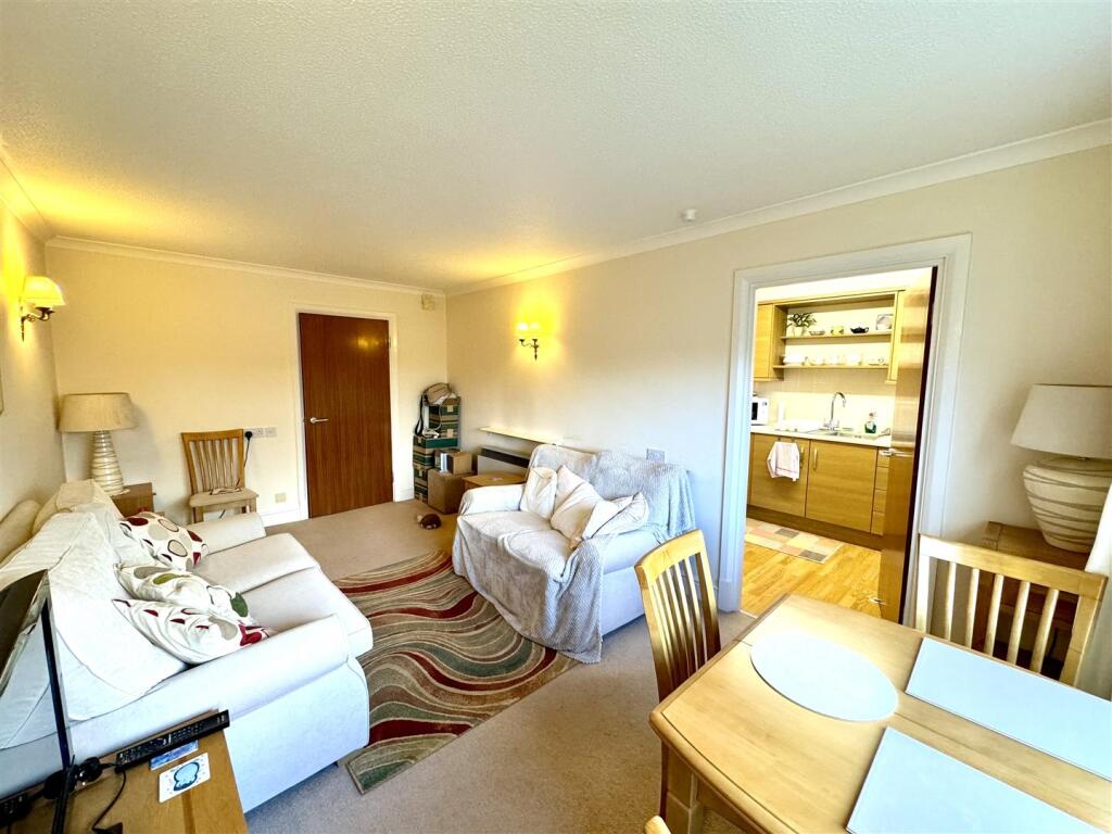 LIVING/DINING ROOM