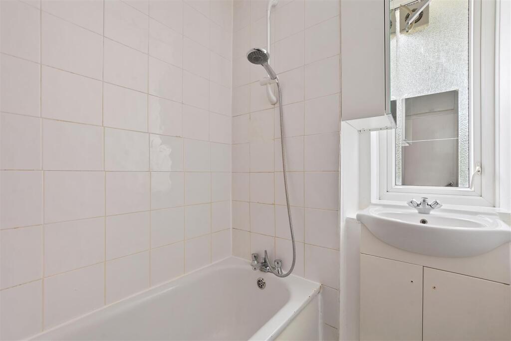 01-1debGCPMSC - 60 Dobson Close - Bathroom -Origin
