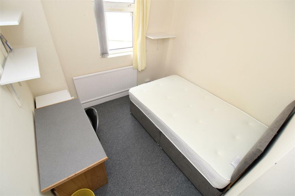 4 BV - Room 2.jpg
