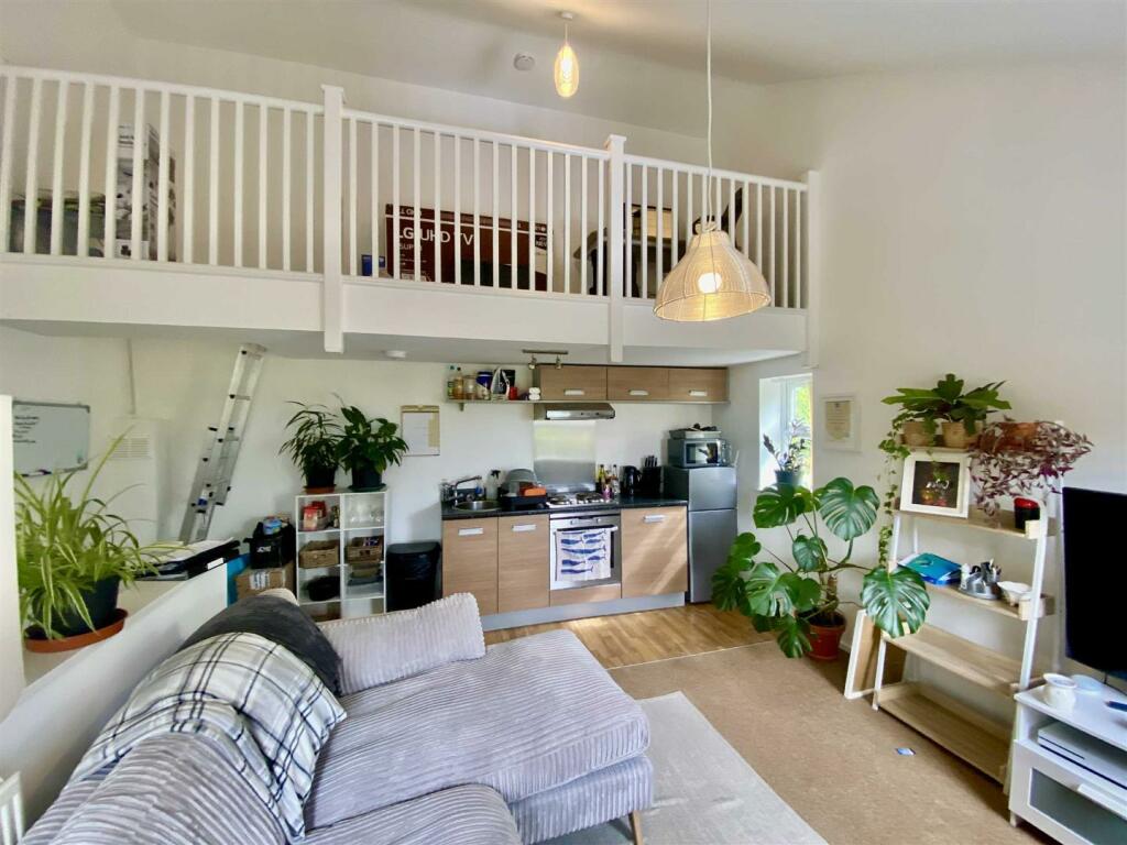 Spacious lounge / dining room / kitchen