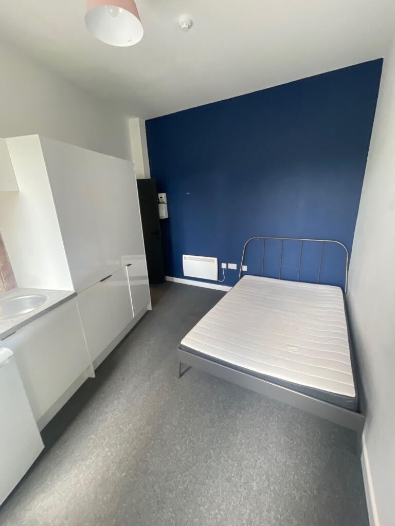 A simple and clean double bedroom featuring a s...