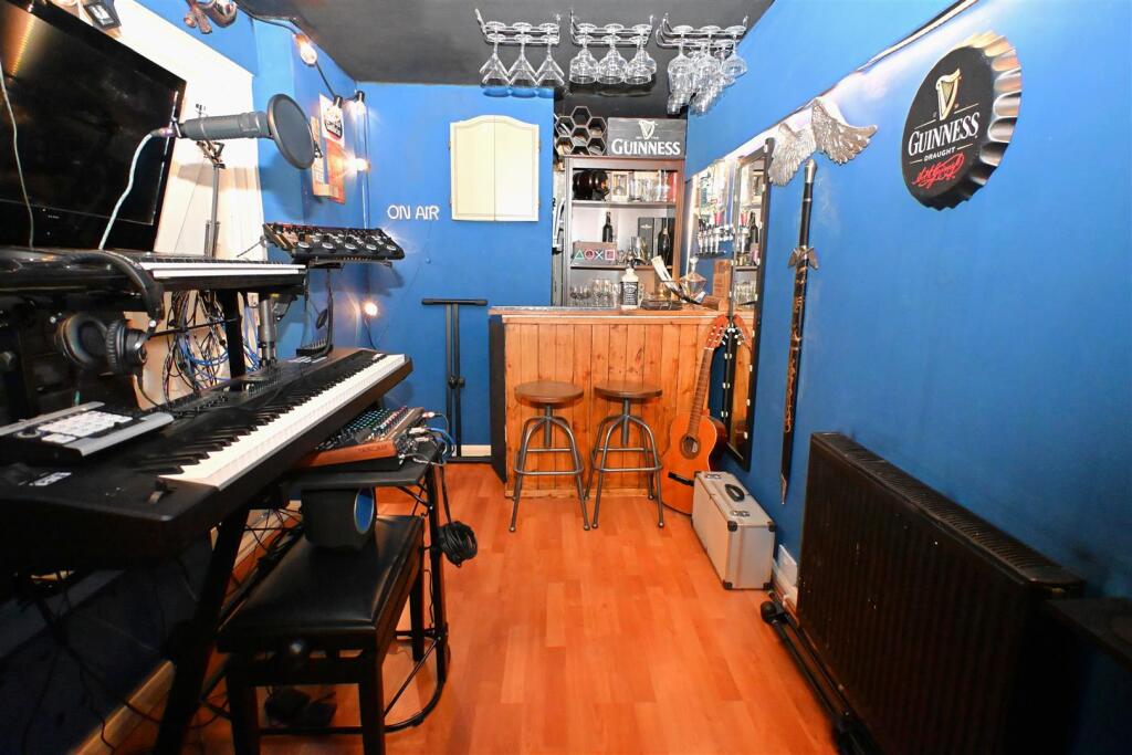 Bar/studio