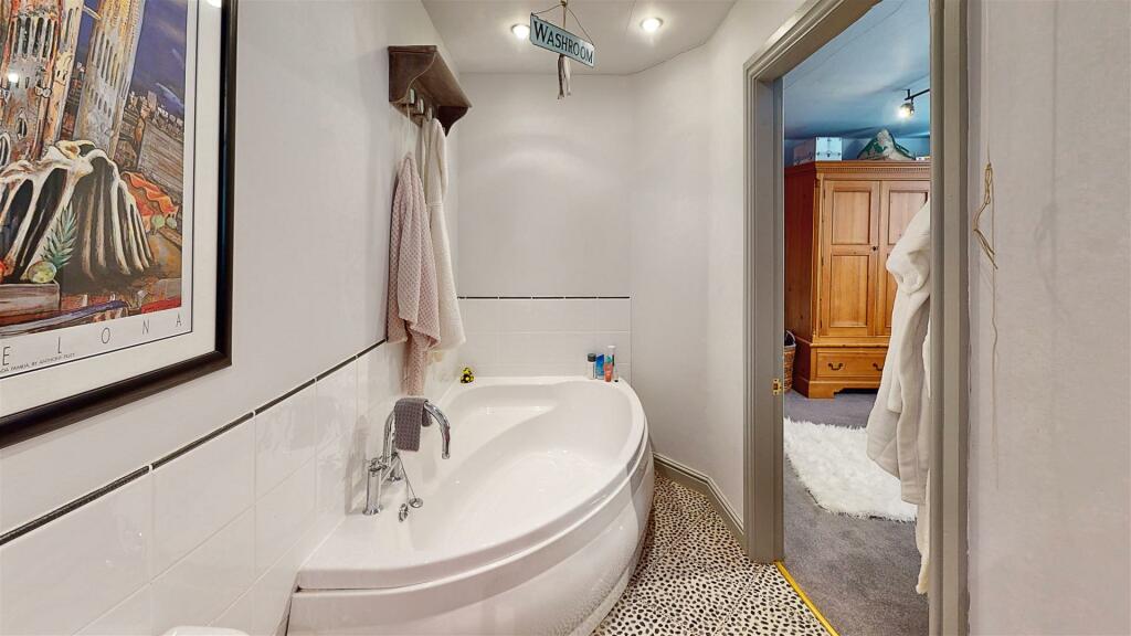 EN SUITE BATHROOM