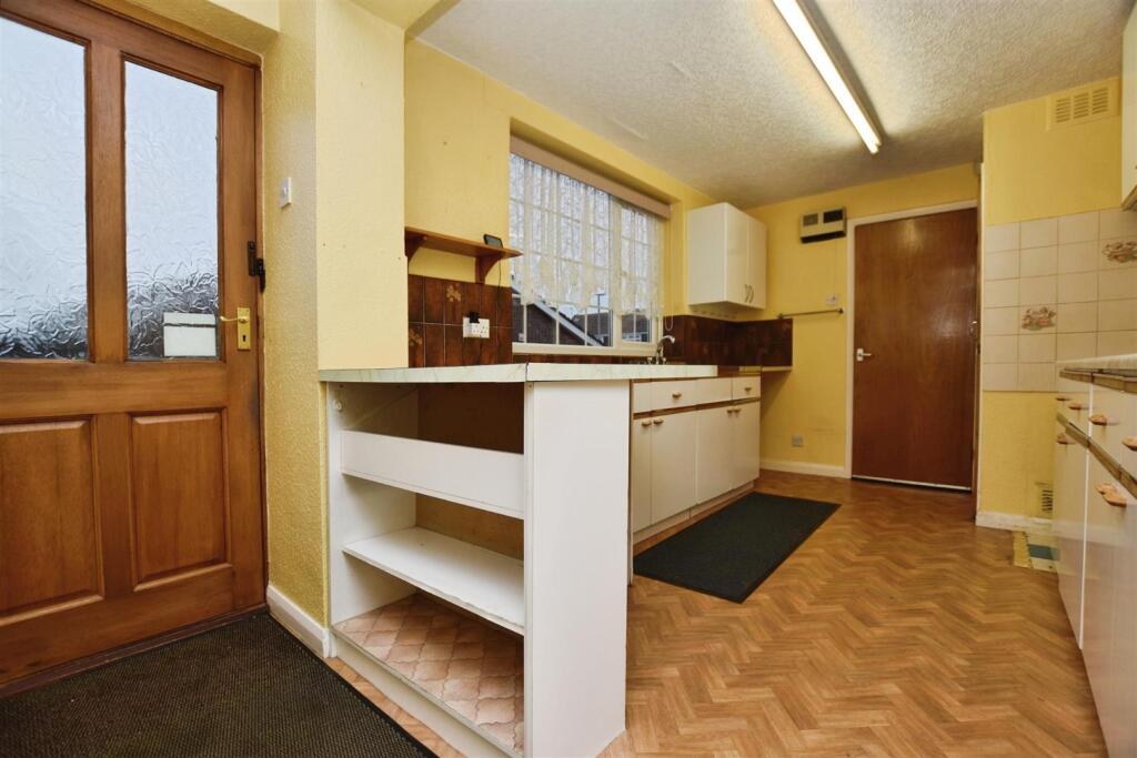 eab5c436-kitchen 20b.JPG
