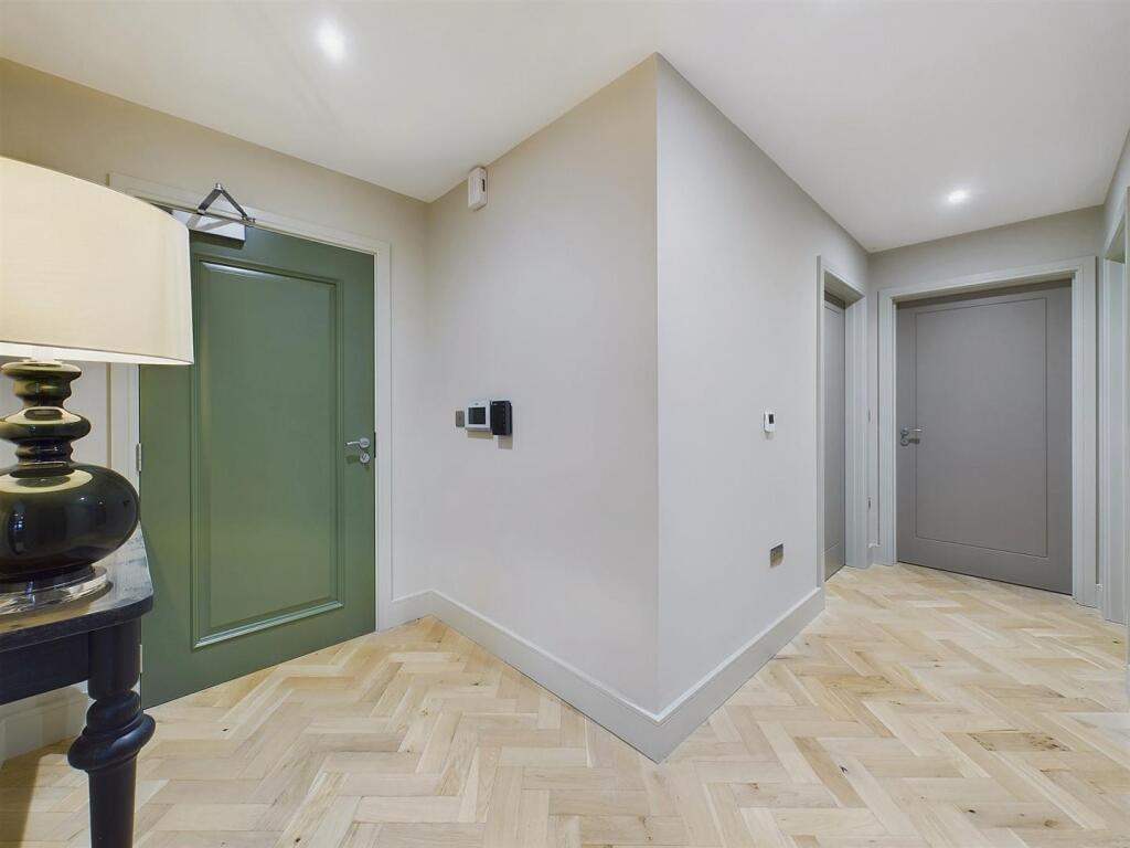 Show Apartment Personal Hall.jpg