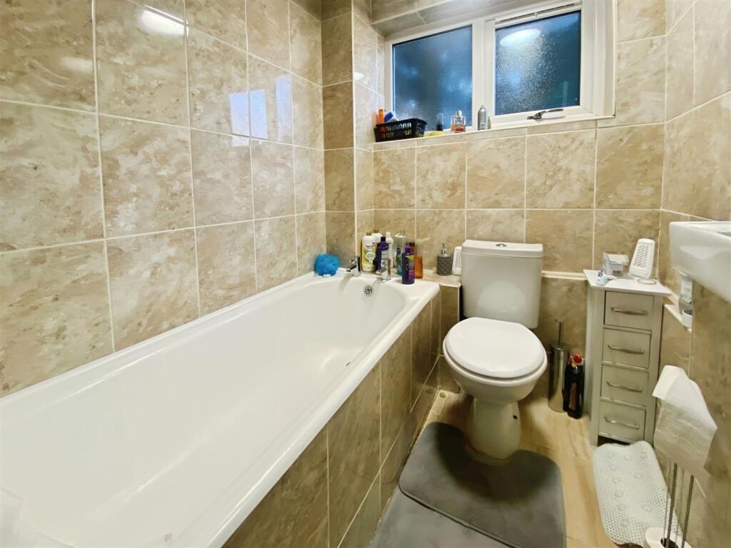 6eea3479-Bathroom.jpg