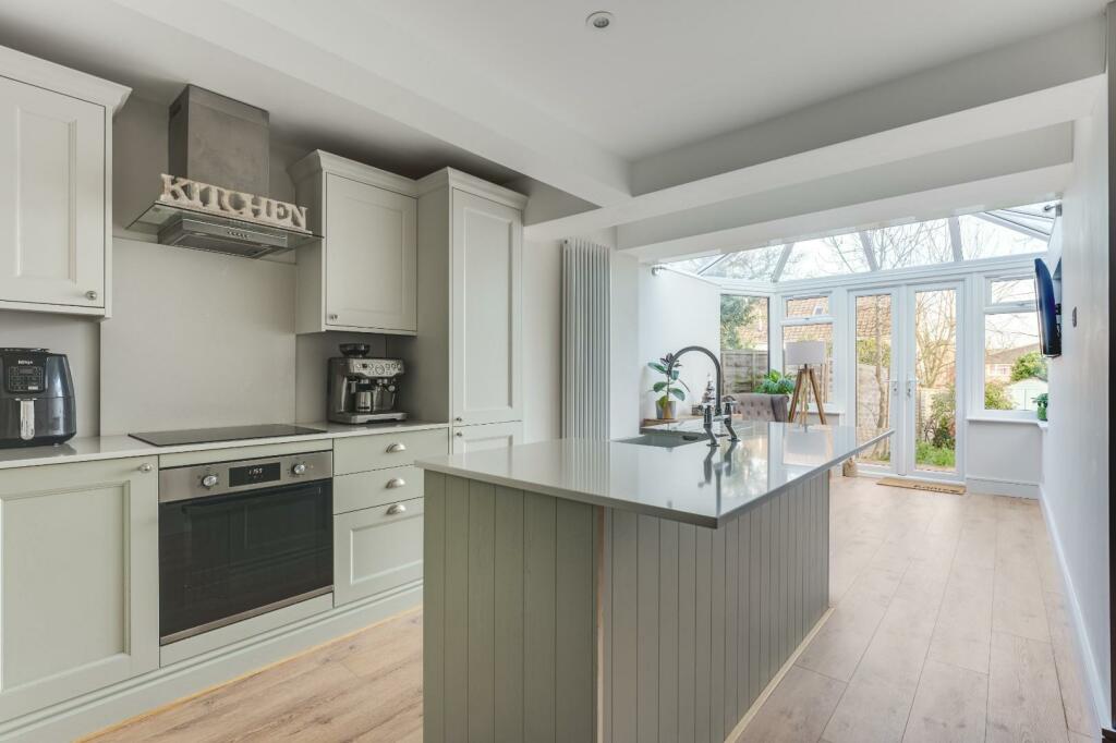 90 High St Kitchen-2.jpg