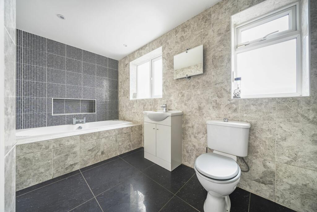 Downstairs Bathroom (2)