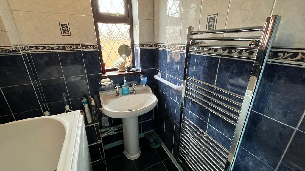 Shower/Bathroom