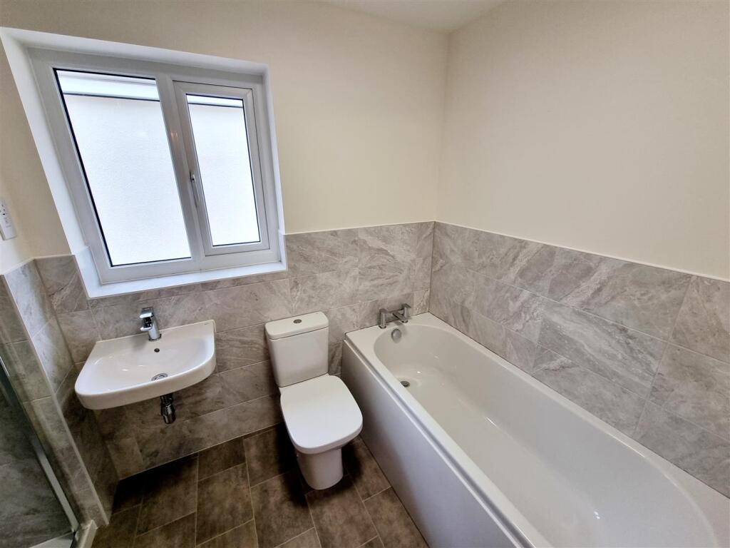 Bathroom 1.jpg