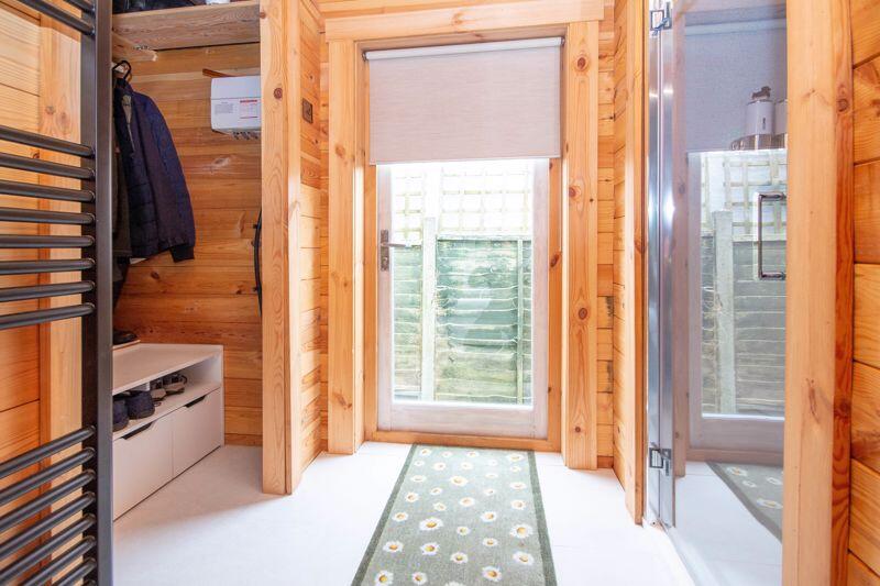 Annexe Boot Room / Shower