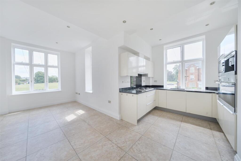 Living Room/Open Plan Kitchen: