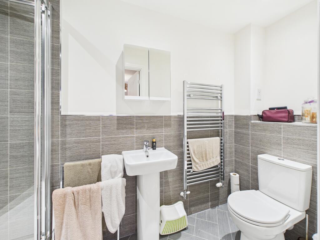 CAM04825G0-PR0221-STILL012