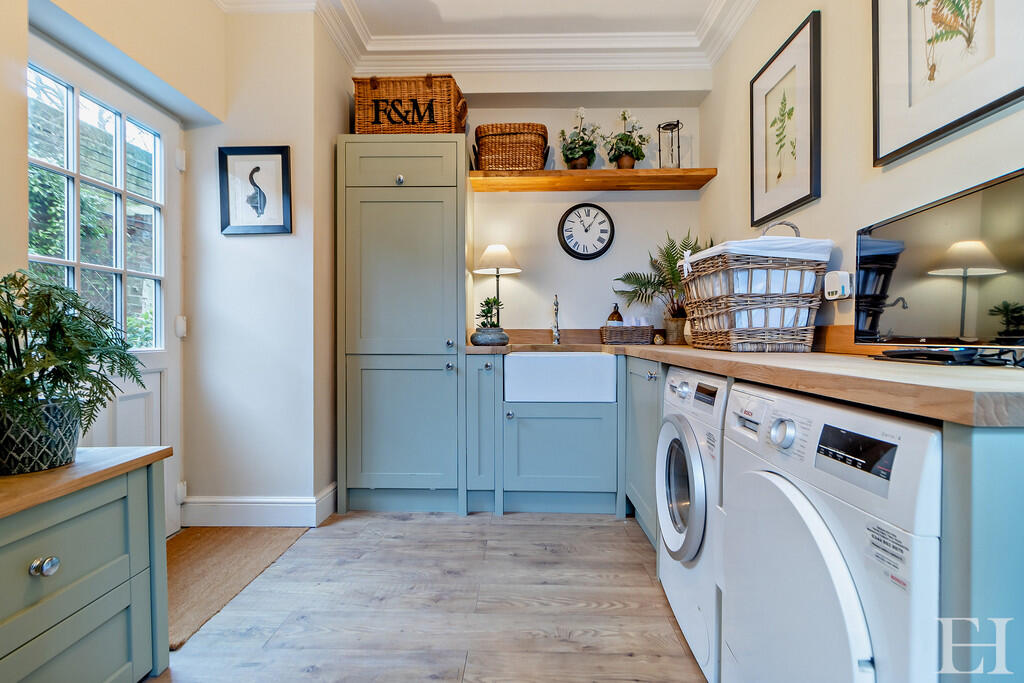 8632598-interior1...