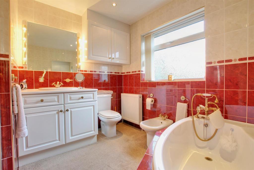 BATHROOM/WC