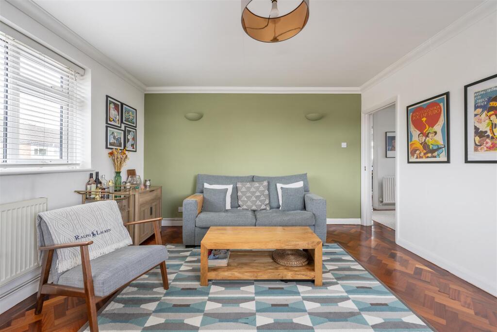 Snakes Lane West, IG8