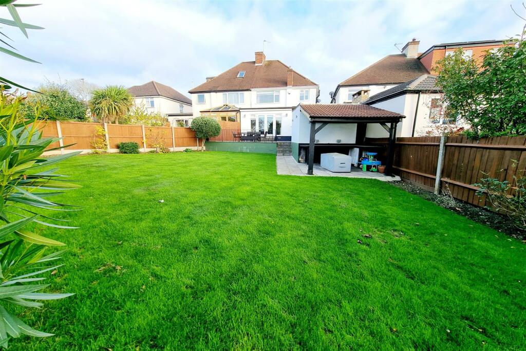 REAR GARDEN: PIC. 2