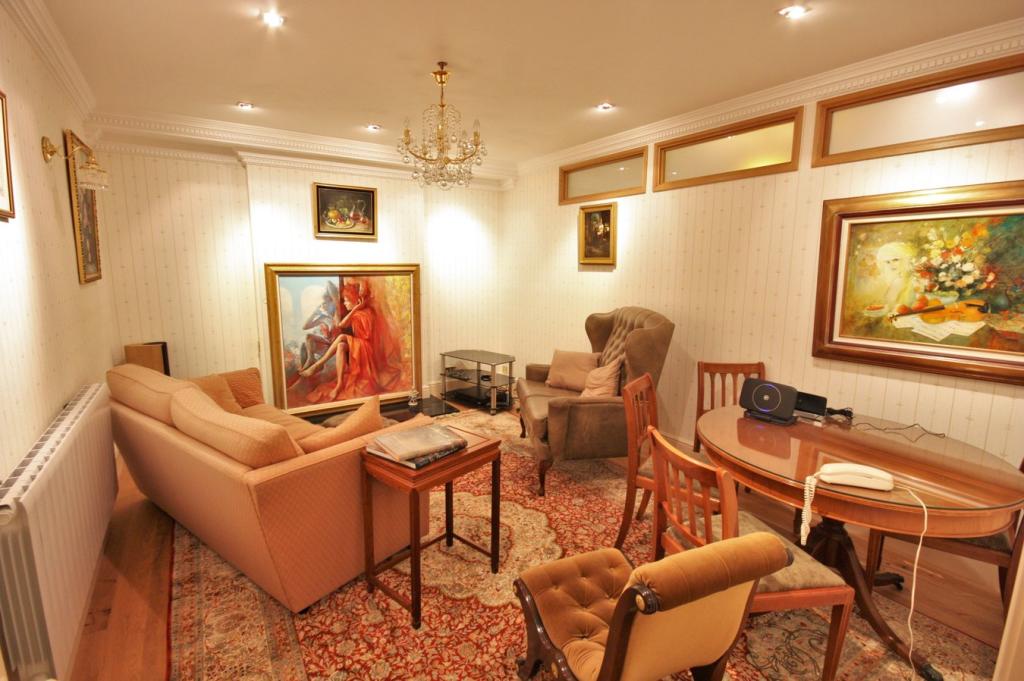 Bedroom Three / Sitt