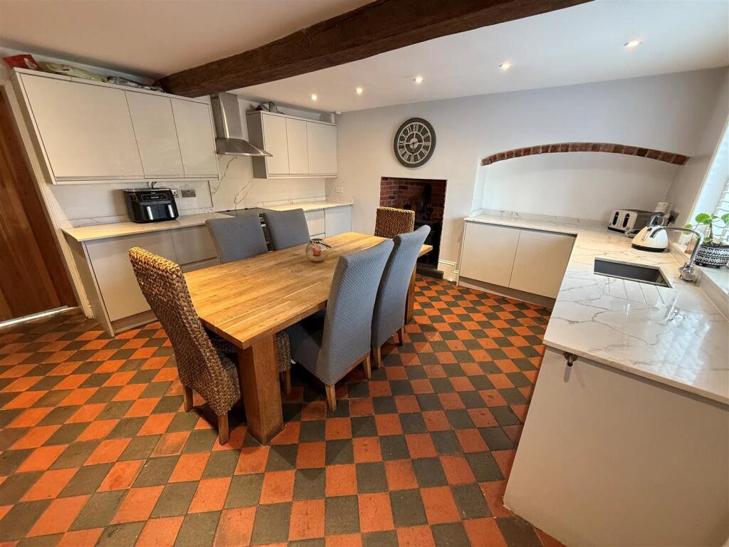 Kitchen/ Dining Room