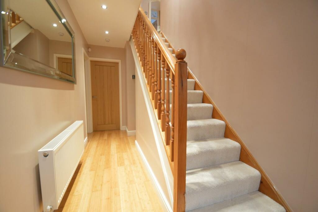 6 Meadow Close entrance hall.JPG