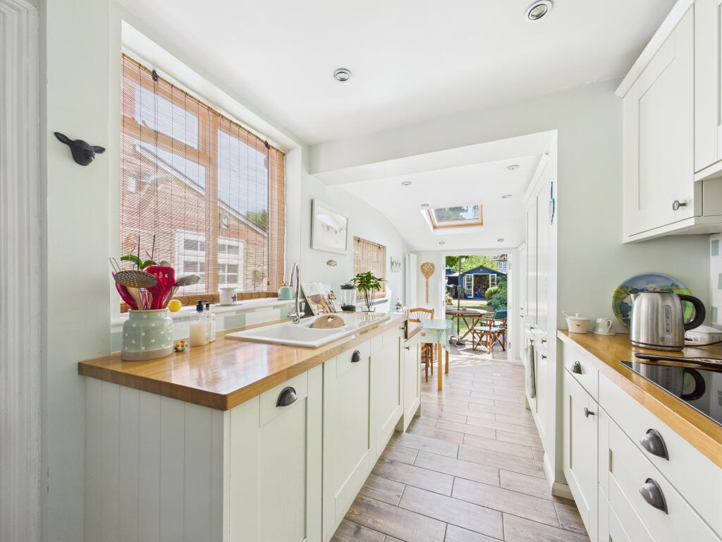 CAM01354G0-PR0572-STILL006