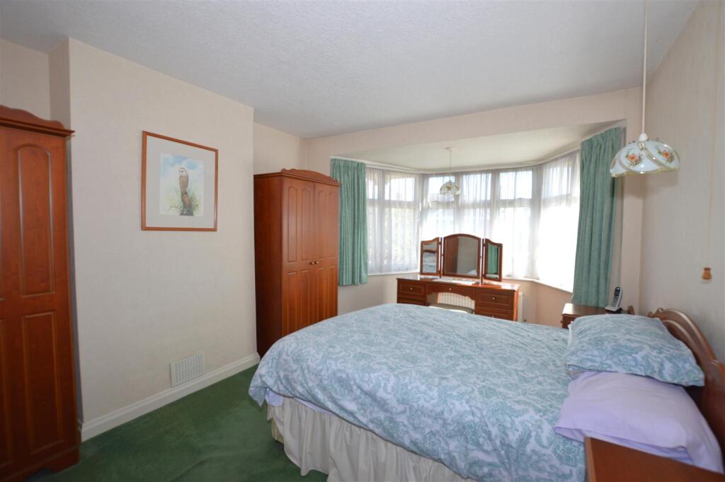 98 Ryecroft Avenue bed 1.JPG