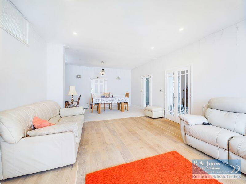 LOUNGE DINING ROOM