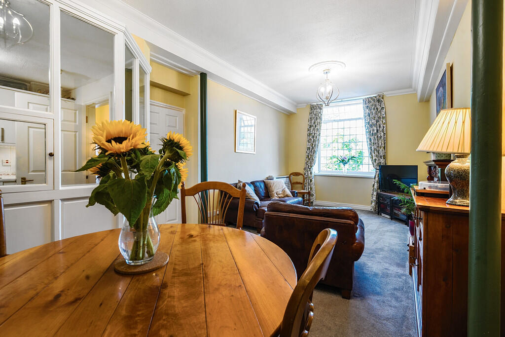 Living/Dining Roo...