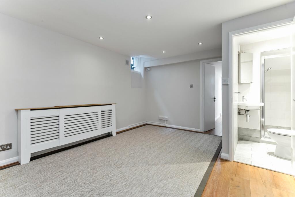Sisters Avenue 41, F