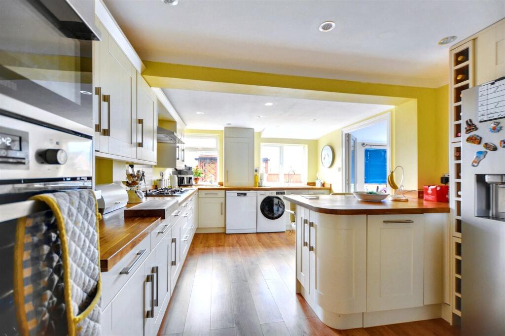 Kitchen_2.jpeg