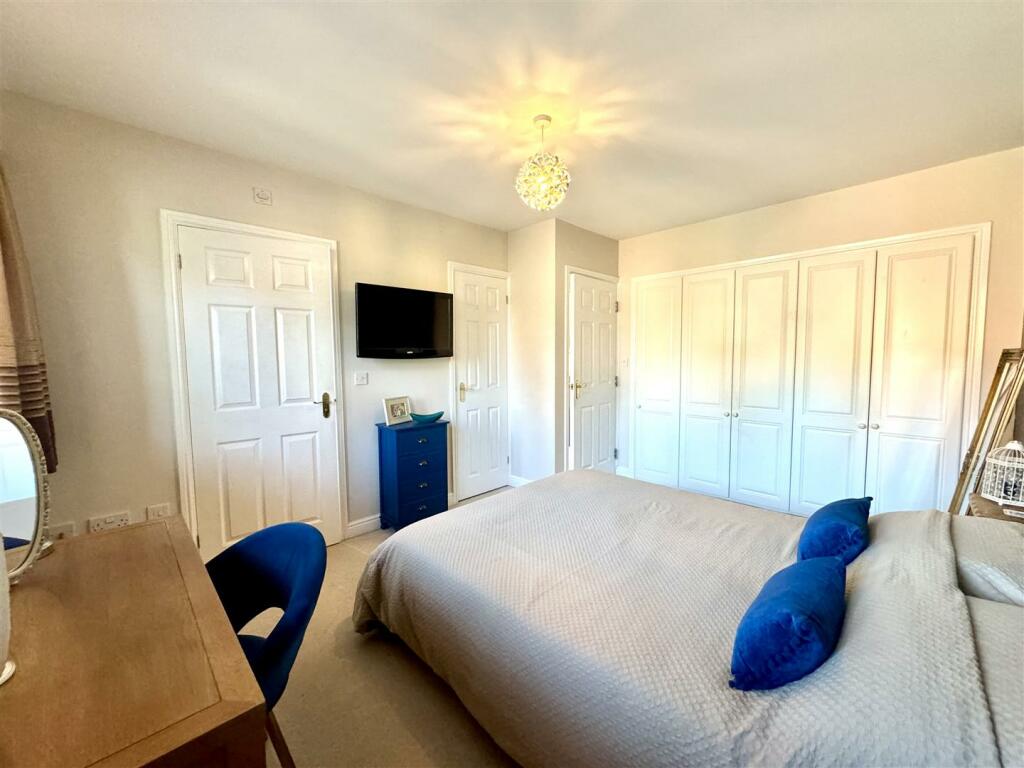 PRINCIPAL BEDROOM