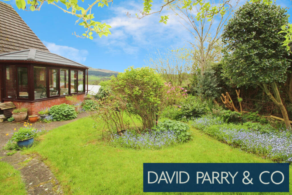 Modern detached 4 bed house with garden