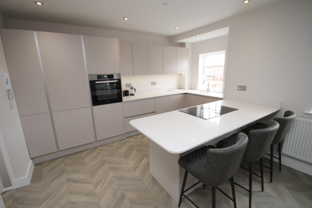 KITCHEN/BREAKFAST BAR