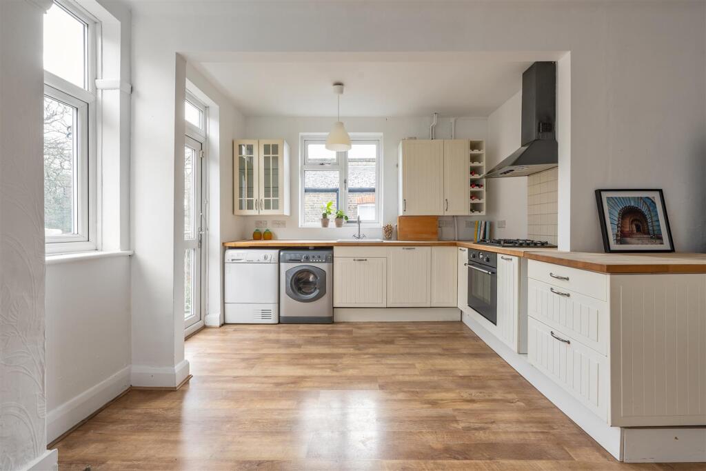 Bisterne Avenue, E17