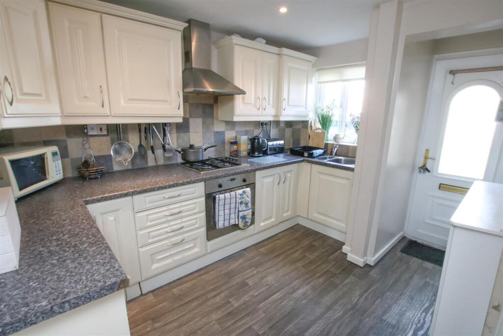FITTED KITCHEN