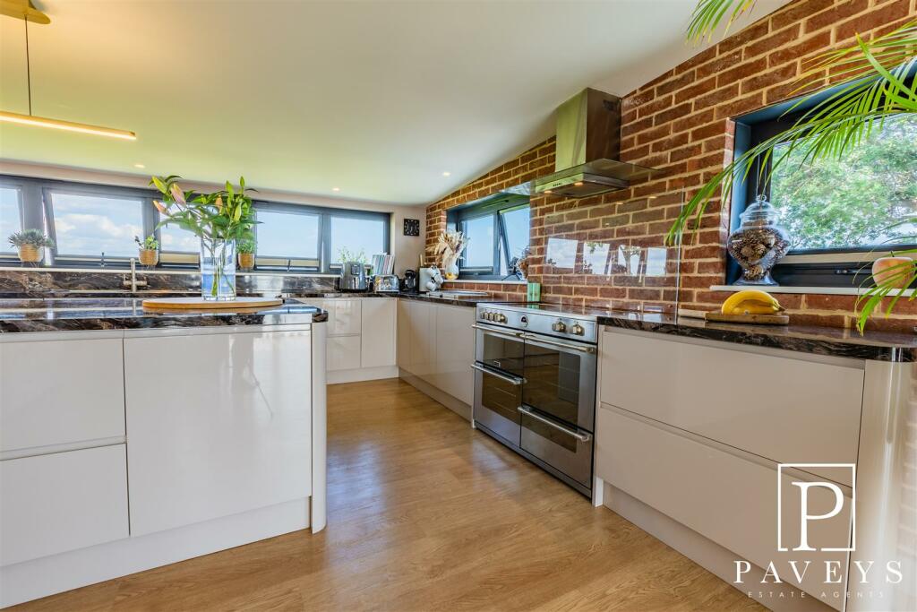 LOUNGE DINER KITCHEN FAMILY ROOM