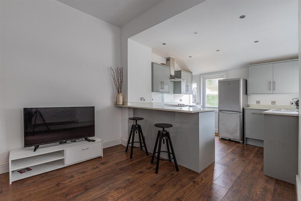 Llanishen Street 15-12.jpg