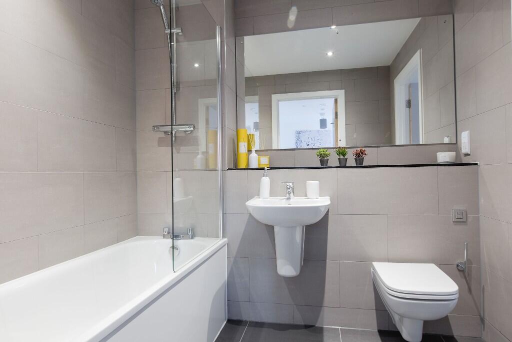 Main Bathroom 