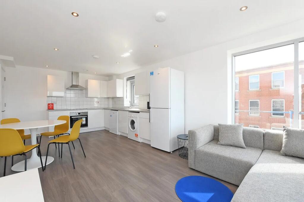 Bright and modern open-plan kitchen and dining ...