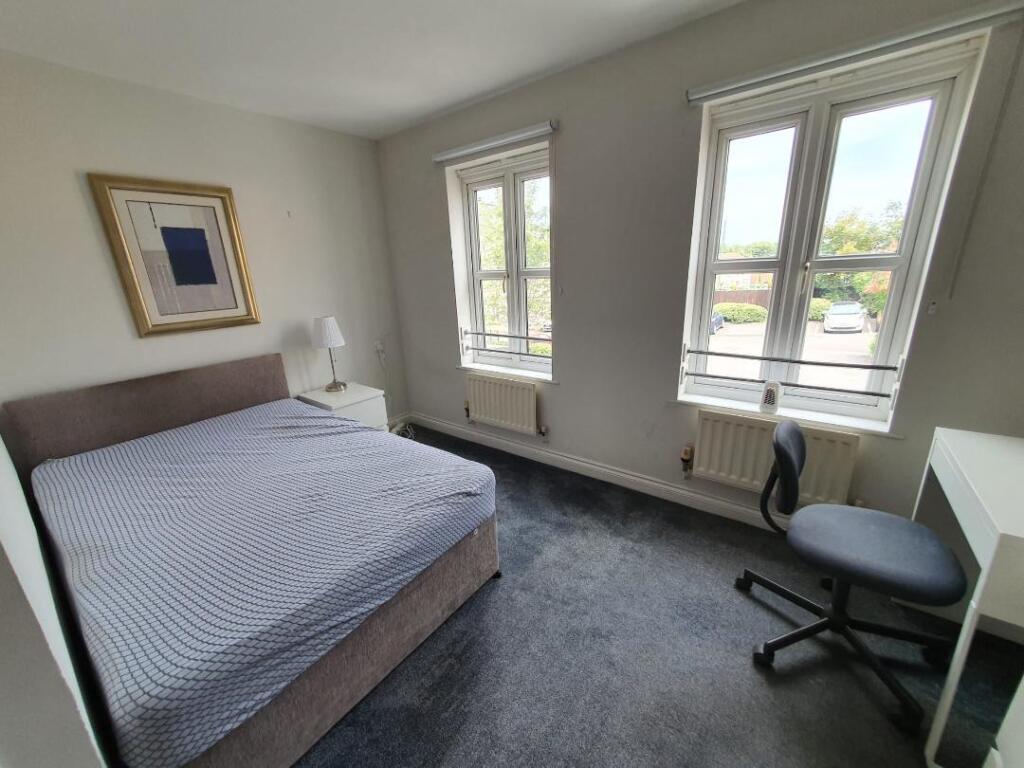 17 Middle Floor Back bedroom.jpg